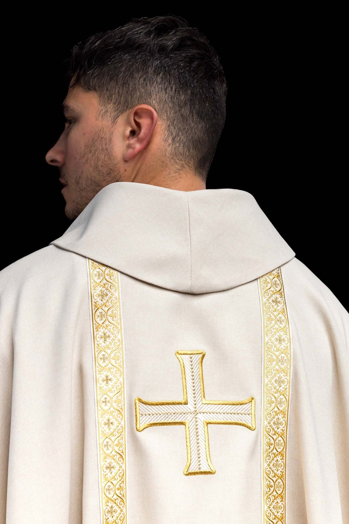 Ornat liturgiczny ecru z haftowanym krzyżem i taśmami żakardowymi