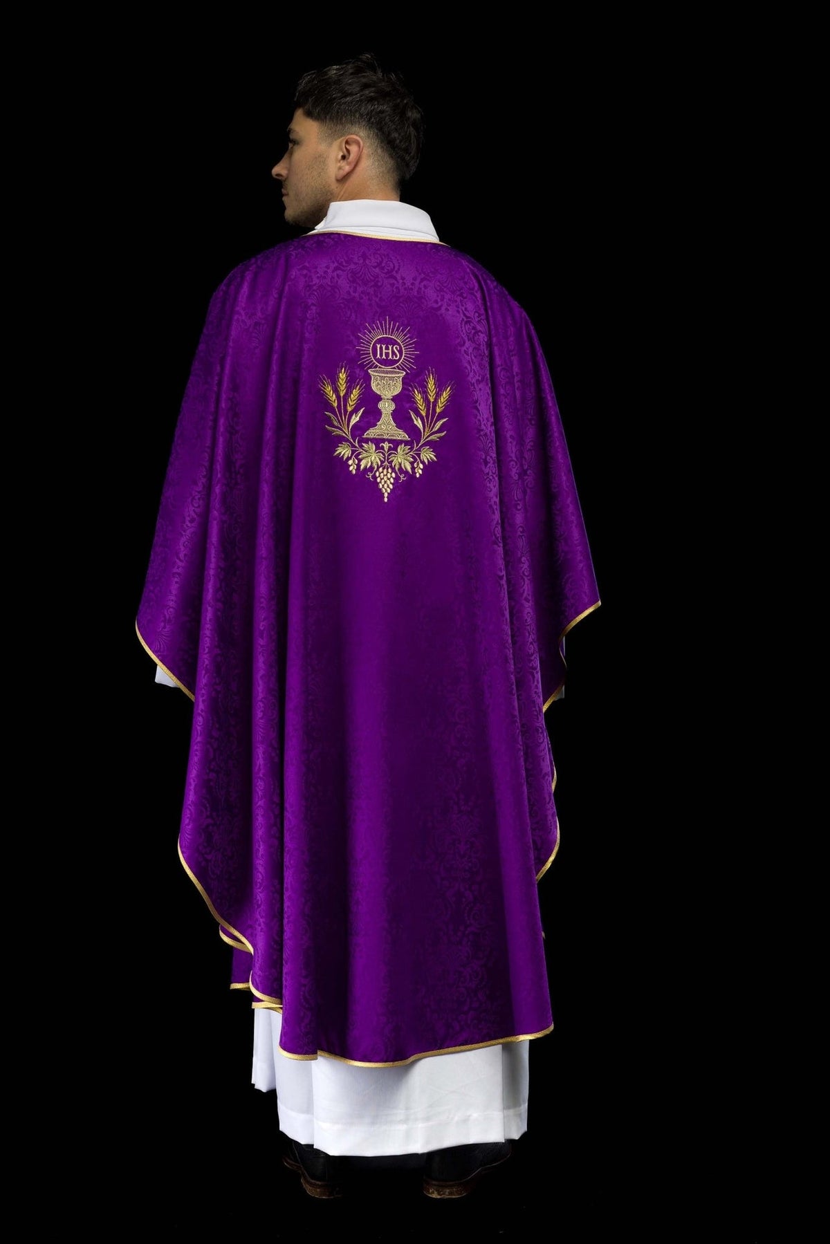 Ornat liturgiczny fioletowy z haftem kielicha i hostii na tkaninie żakardowej