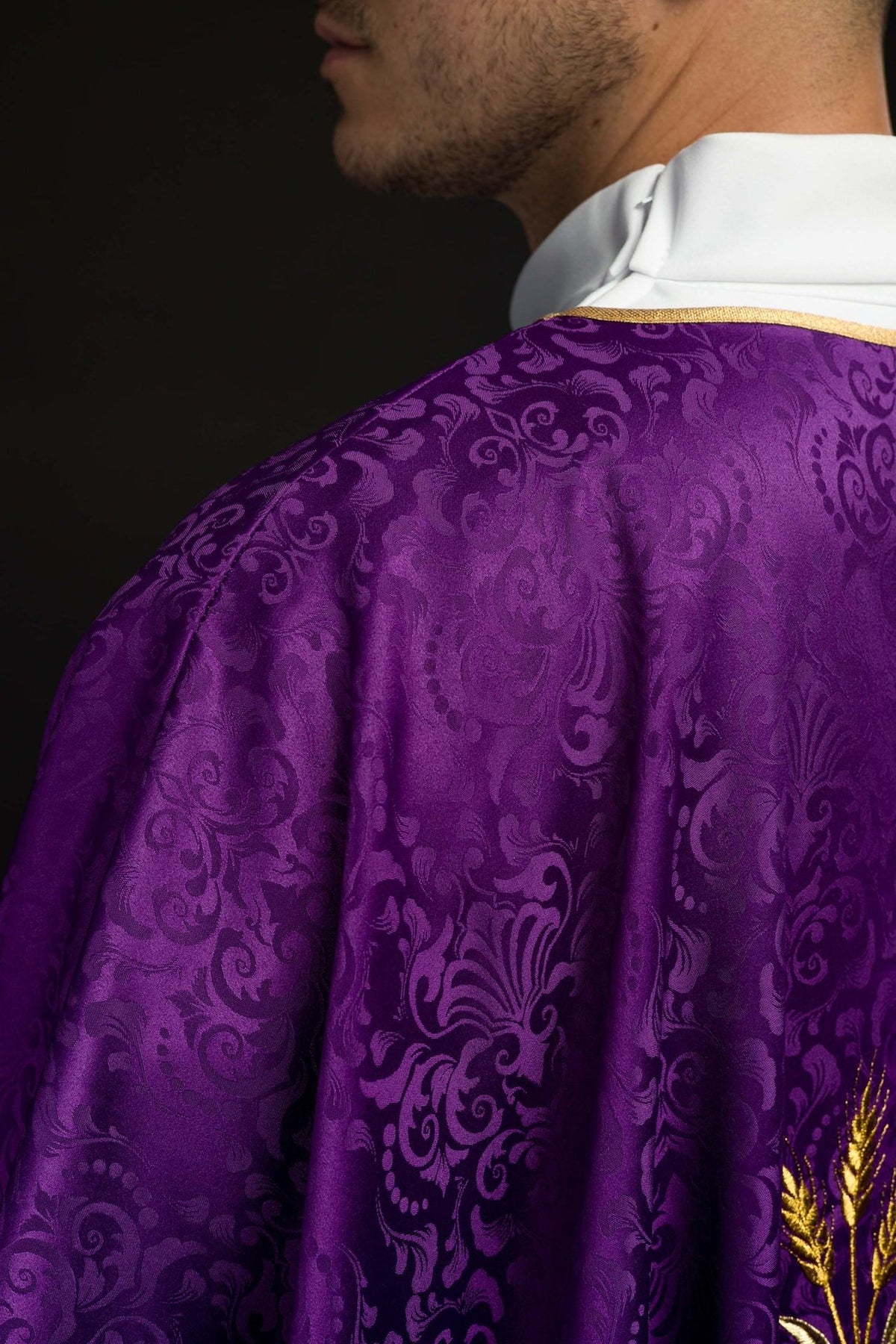 Ornat liturgiczny fioletowy z haftem kielicha i hostii na tkaninie żakardowej