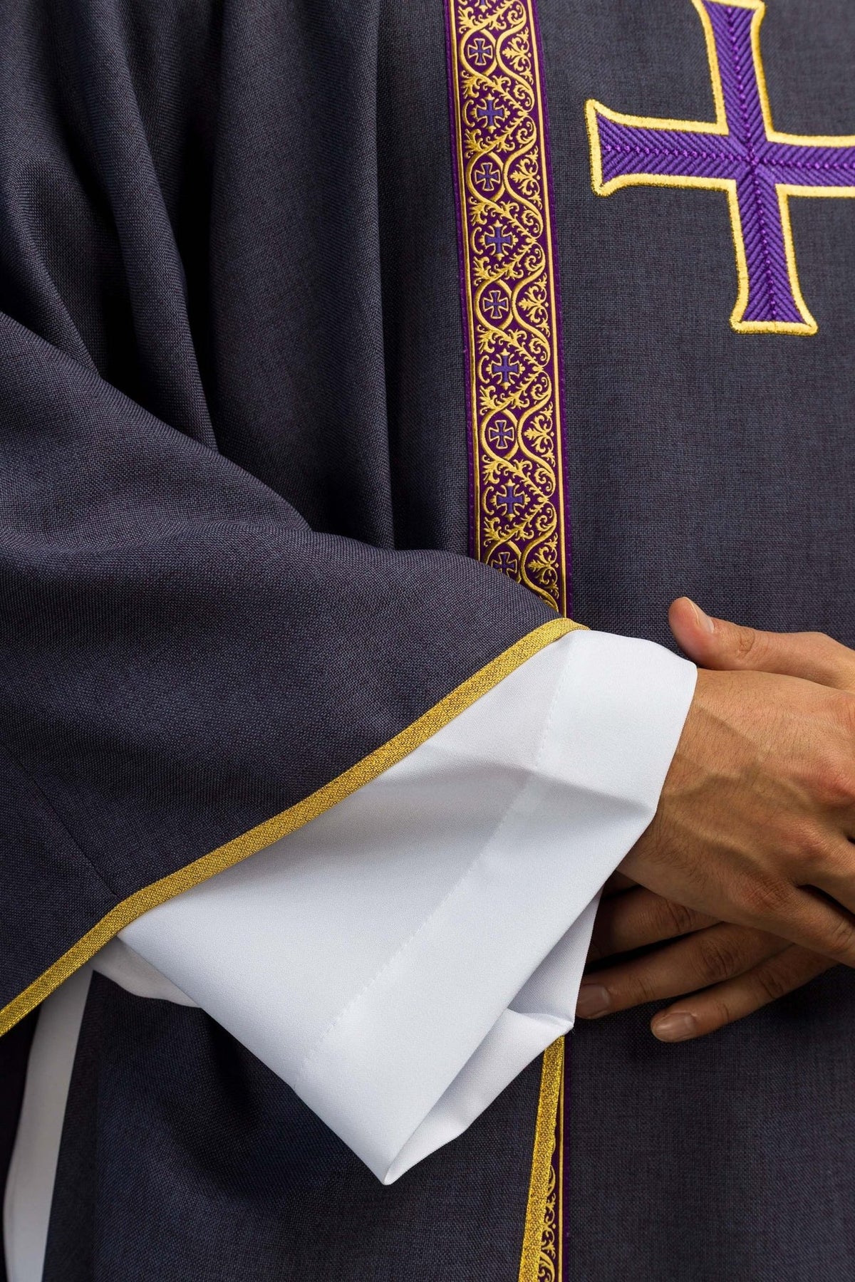 Ornat liturgiczny fioletowy z haftowanym krzyżem i taśmami żakardowymi