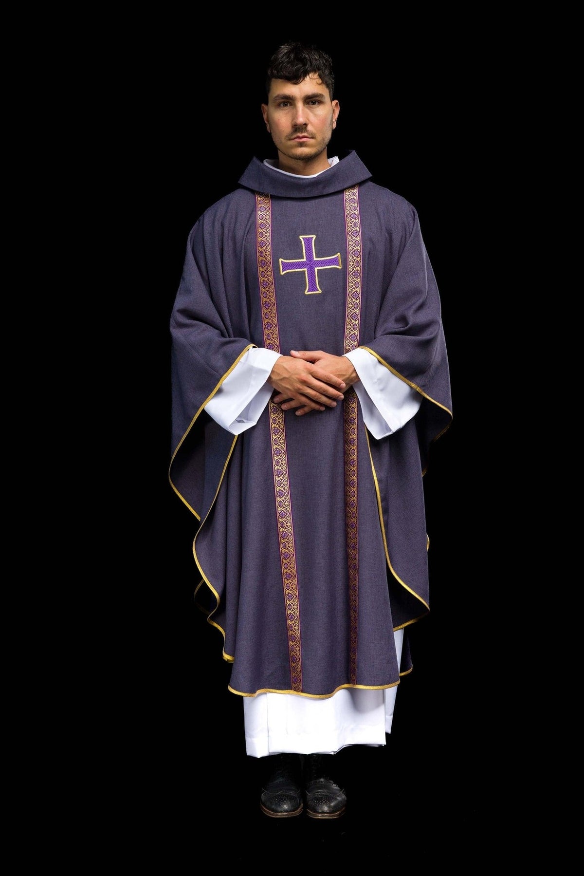 Ornat liturgiczny fioletowy z haftowanym krzyżem i taśmami żakardowymi