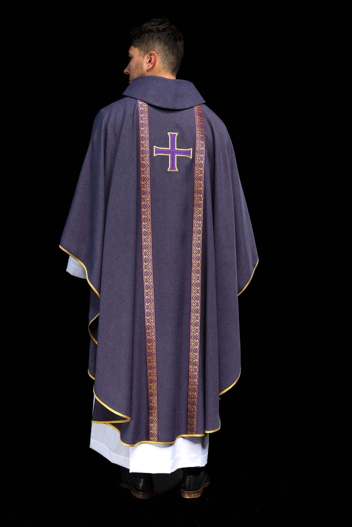Ornat liturgiczny fioletowy z haftowanym krzyżem i taśmami żakardowymi