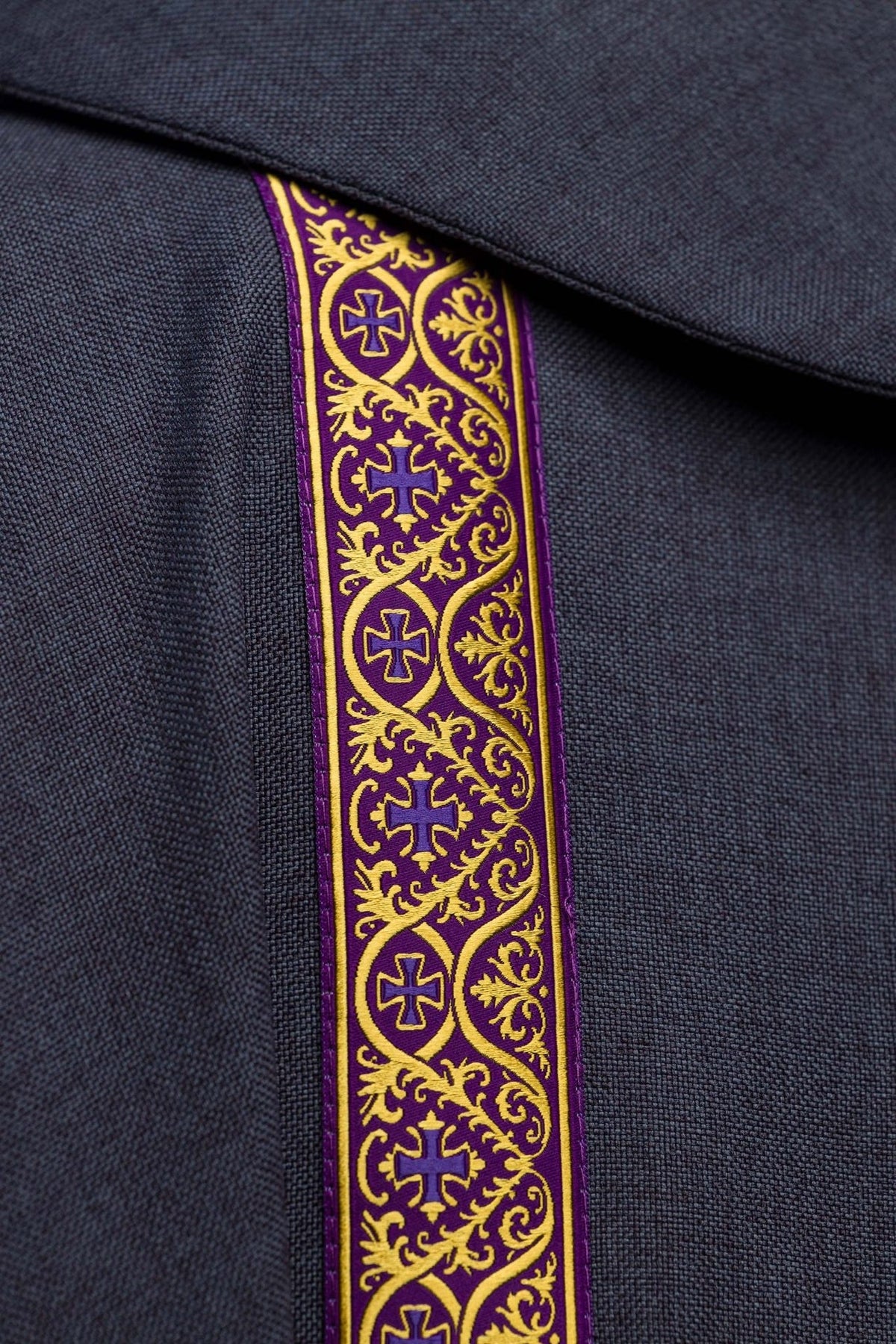 Ornat liturgiczny fioletowy z haftowanym krzyżem i taśmami żakardowymi