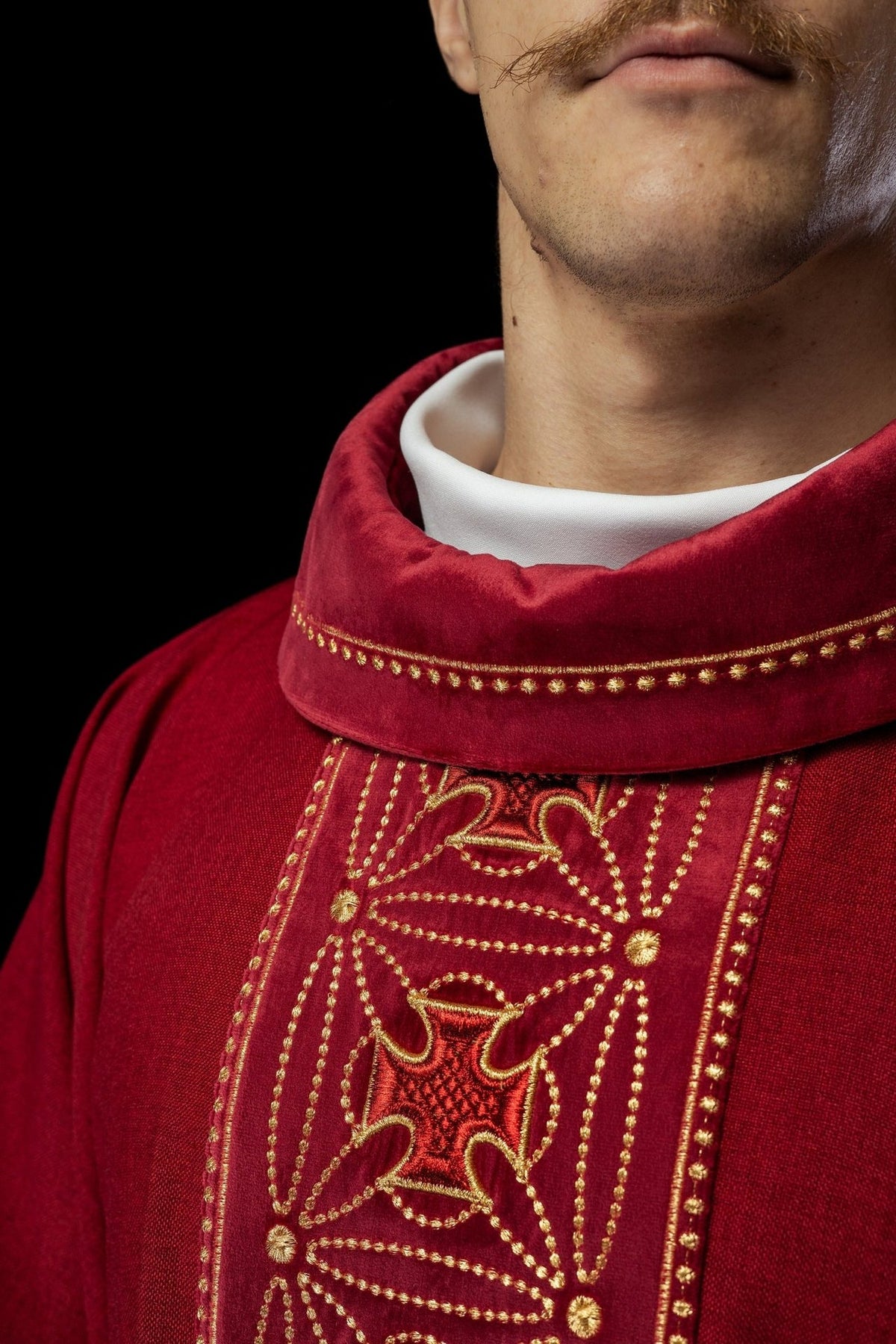 Ornat liturgiczny z bogato zdobionym pasem w krzyże w kolorze czerwonym