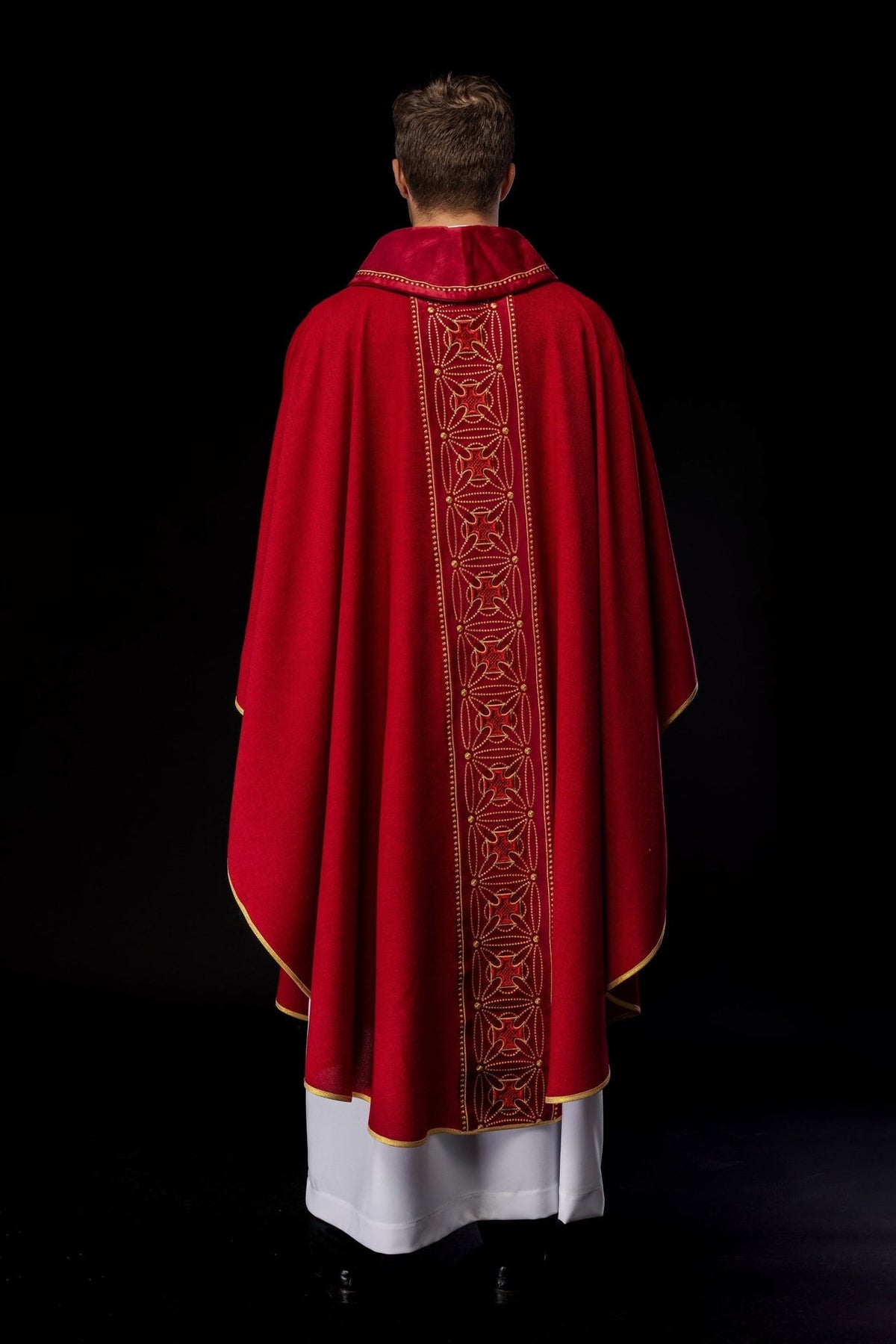 Ornat liturgiczny z bogato zdobionym pasem w krzyże w kolorze czerwonym