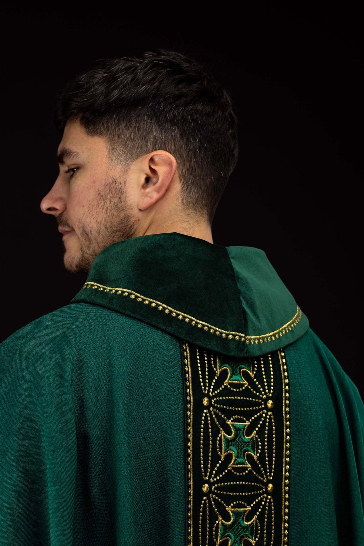 Ornat liturgiczny z bogato zdobionym pasem w krzyże w kolorze zielonym
