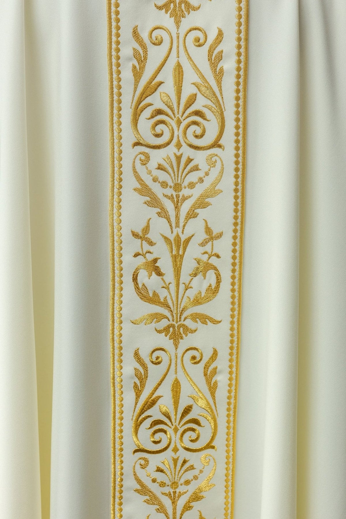 Ornat liturgiczny z haftowanym pasem w kolorze ecru