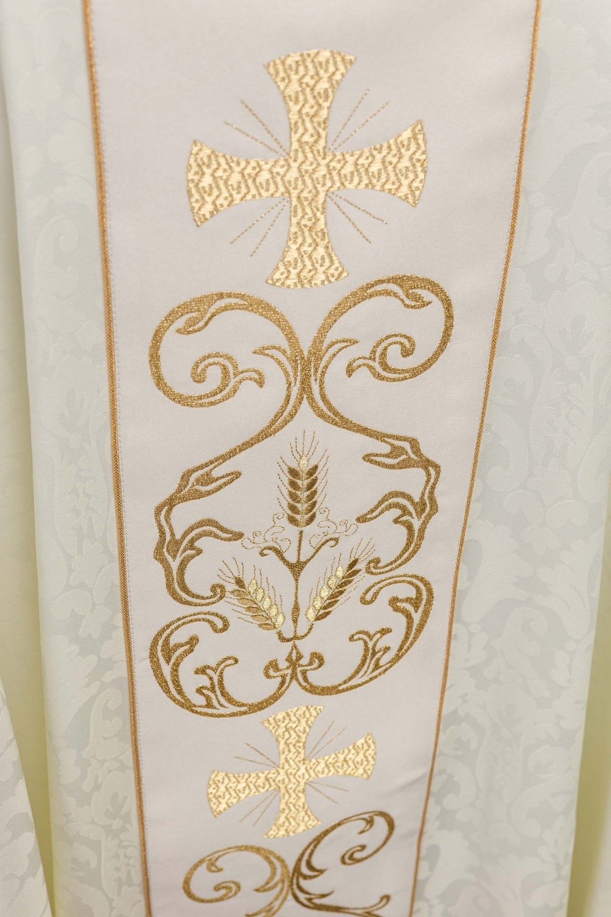 Ornat liturgiczny z zdobionym pasem