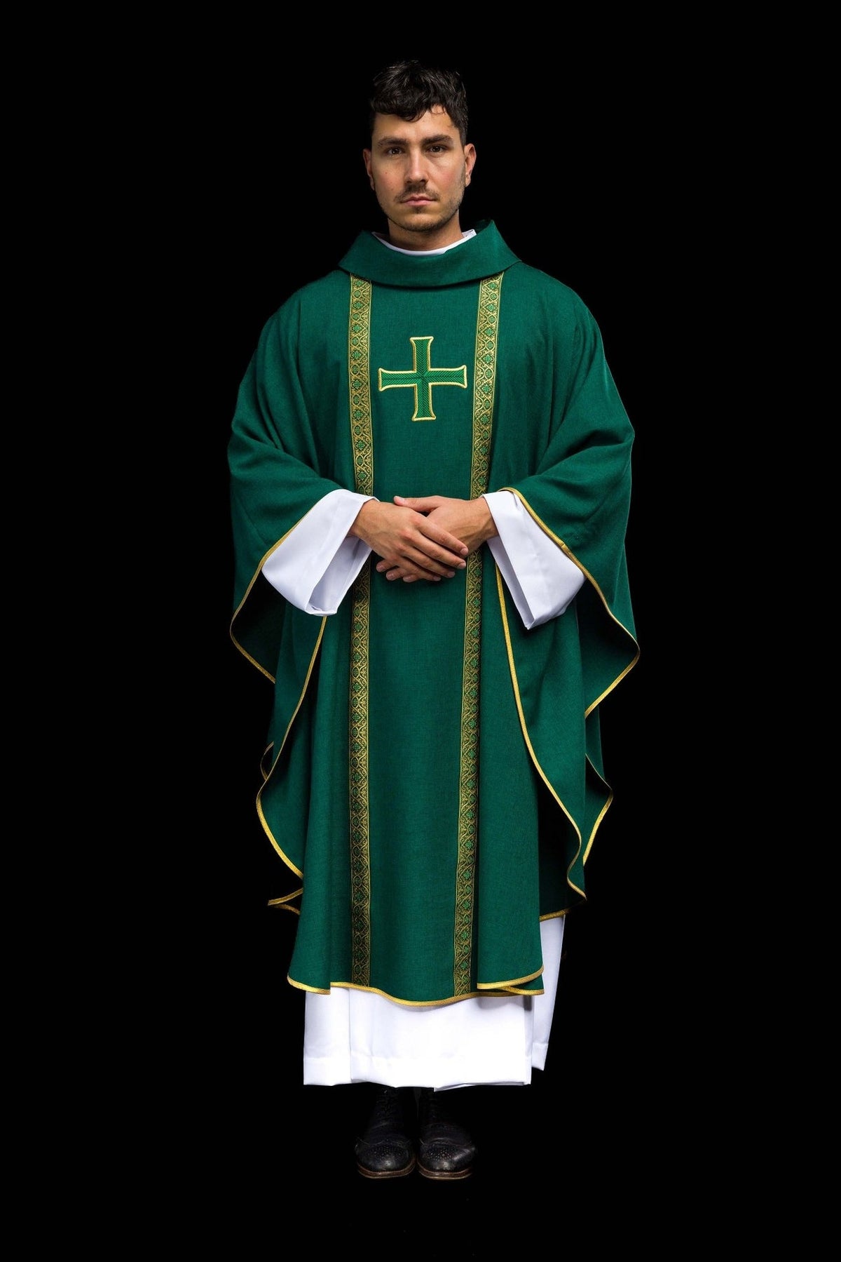 Ornat liturgiczny zielony z haftowanym krzyżem i taśmami żakardowymi