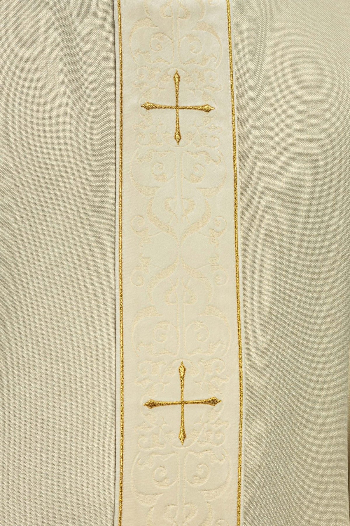 Ornat w kolorze ecru z haftowanym pasem i kołnierzem w krzyże