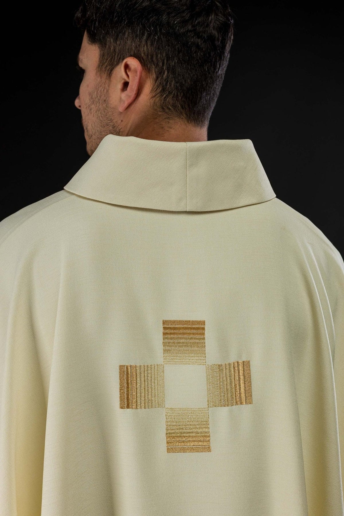 Ornat z haftowanymi złotymi krzyżami