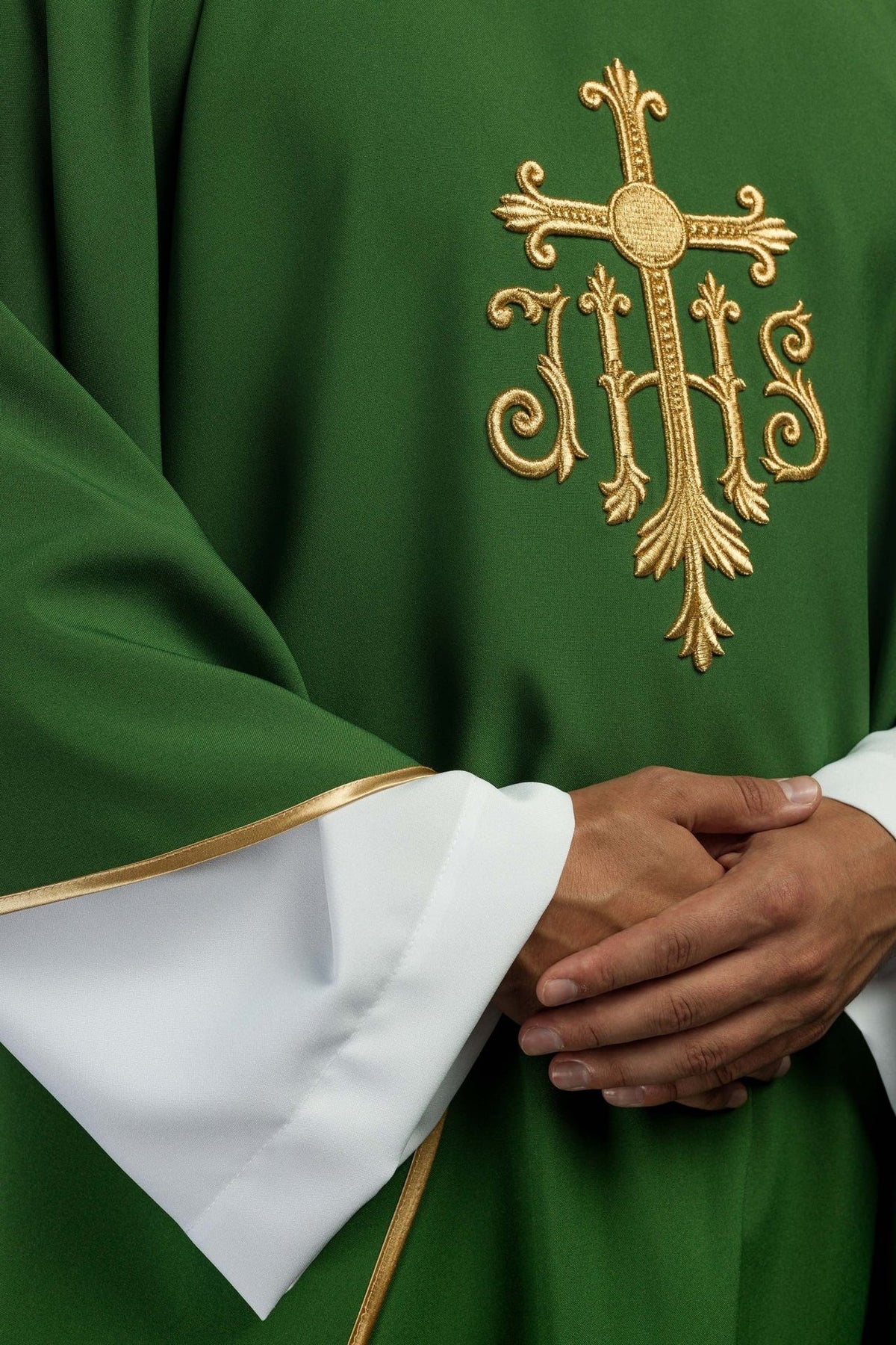 Ornat zielony z wypukłym haftem JHS