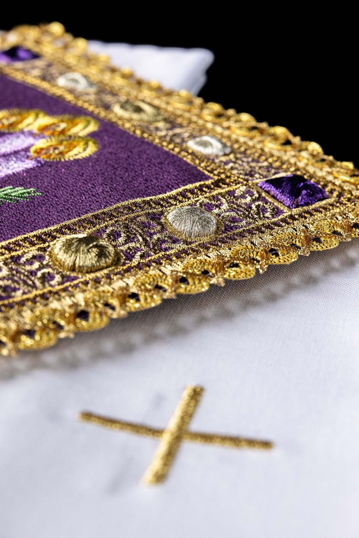 Advent altar linen set close-up showing purple and gold embroidery, raised metallic details and scalloped edging