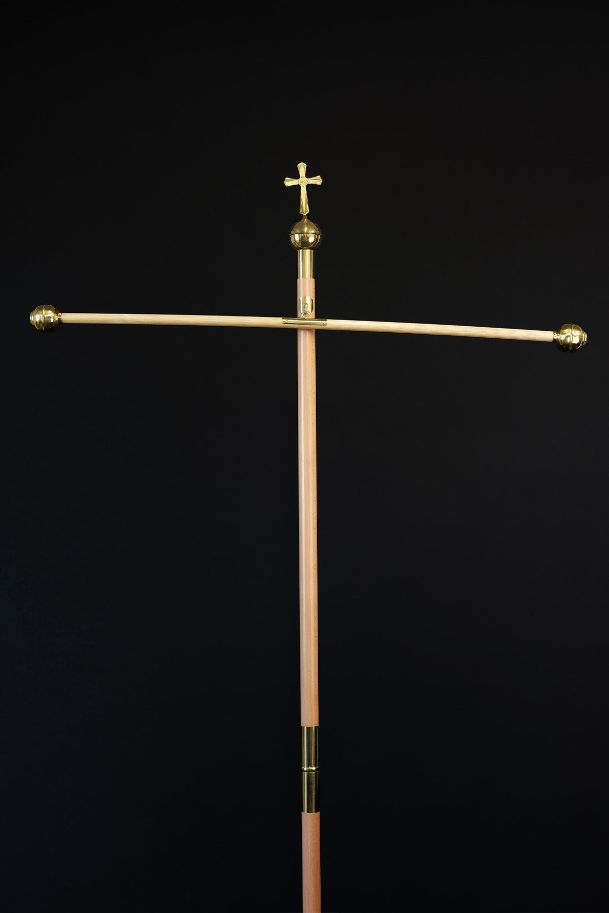 Light wood banner pole with decorative cross, upper front view