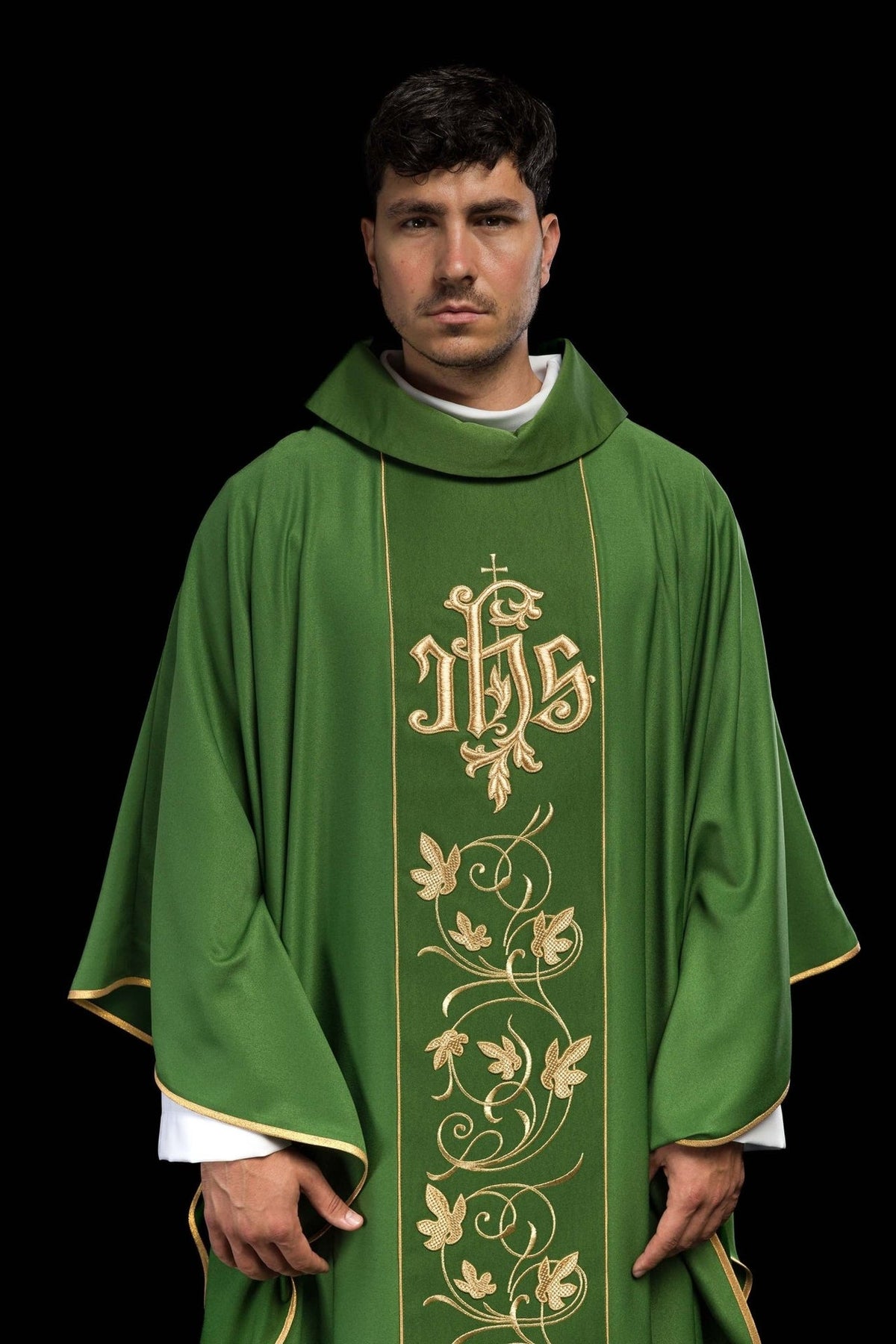 Zielony ornat liturgiczny z bogato zdobionym pasem motywem florystycznym i IHS