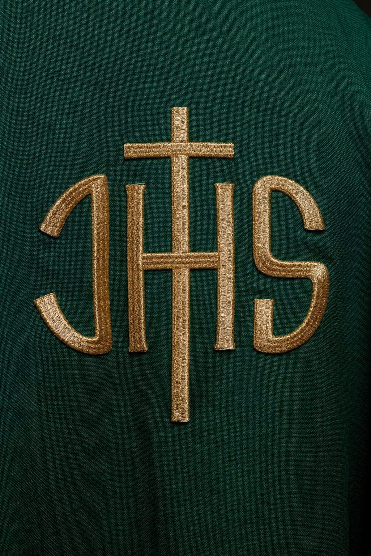 Zielony ornat liturgiczny z złotym haftem IHS